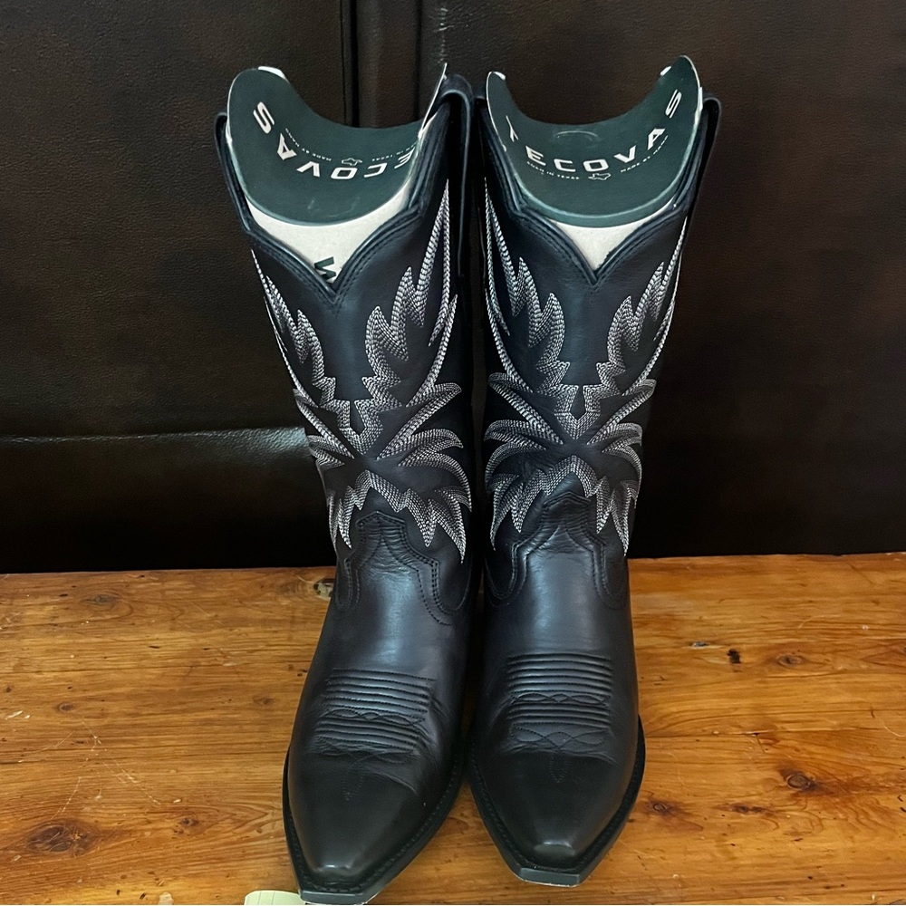 Tecovas The Sadie midnight 7.5. Only worn 3 times!  Beautiful.